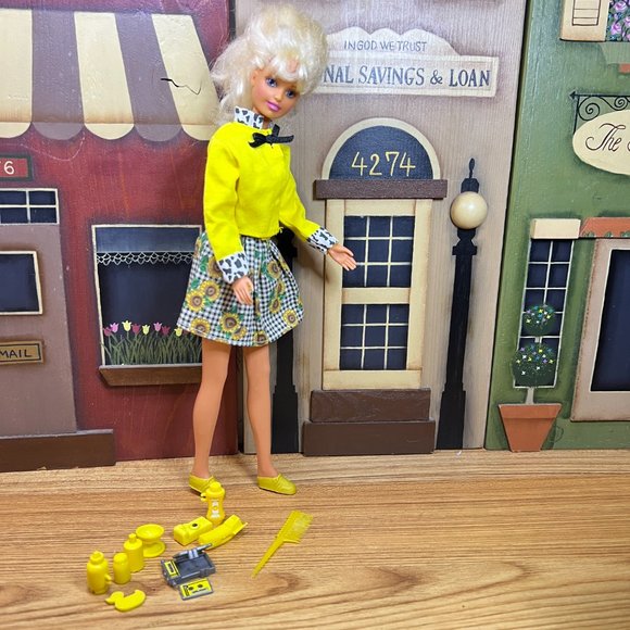 Vintage 1998 Barbie Doll - Picture 7 of 13